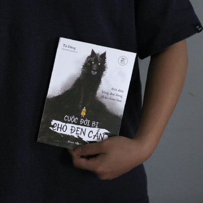 Sách - Cuộc Đời Bị Chó Đen Cắn - AZ Việt Nam
