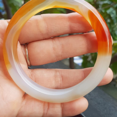 Vòng tay Nữ đá mã não đỏ cam trắng Ni 56mm x chột to 9mm Màu trắng đỏ cam nhẹ 1 bên vân nhẹ nhàng đẹp ạ Nữ 55kg - 63kg đeo xinh tay đẹp ạ