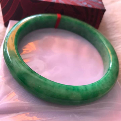 VÒNG TAY NAM ĐÁ CẨM THẠCH BẢN HẸ CỒ LÝ Size LỚN 68MM x Cao 12mm x Dầy 10mm  MÀU XANH LÁ ĐẬM BÓNG ĐỀU ĐẸP  NAM MỆNH MỘC HOẢ 80Kg Đến 95Kg ĐEO ĐẸP Ạ