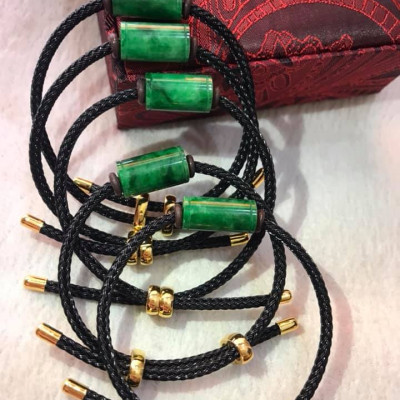 VÒNG TAY LU TRÚC XANH KIỂU ĐẬM BÓNG ĐẸP DÂY ĐEN MỚI CÓ KHOEN ĐẸP CHỈNH THEO TAY ĐƯỢC Ạ  CHẤT LIỆU 100% ĐÁ CẨM THẠCH THIÊN NHIÊN  NỮ MỆNH THỦY MỘC HỎA LÊN TAY RẤT XINH XẮN Ạ