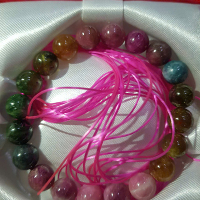 Vòng tay Nữ tourmaline dâu tây tự nhiên đa sắc màu tươi đẹp thiệt sang size hạt 9,5mm vòng này hợp Nữ tất cả các mệnh đeo nhe ạ