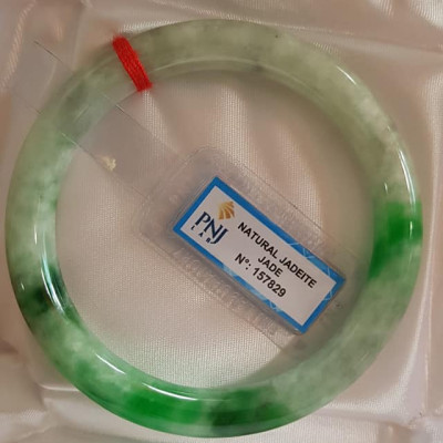 Vòng tay đá ngọc Cẩm Thạch Tự Nhiên Đậu Lý AI Sao 61mm x cọng 9mm Vòng kiểm định P No 157829 Natural Jadeite Xanh Đậu Lý bông bông sáng đều đẹp sang Màu Xanh Đậu Lý bông bông sáng đều đẹp sang ạ