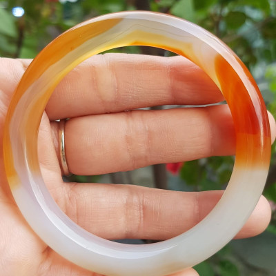 Vòng tay Nữ đá mã não đỏ cam trắng Ni 56mm x chột to 9mm Màu trắng đỏ cam nhẹ 1 bên vân nhẹ nhàng đẹp ạ Nữ 55kg - 63kg đeo xinh tay đẹp ạ