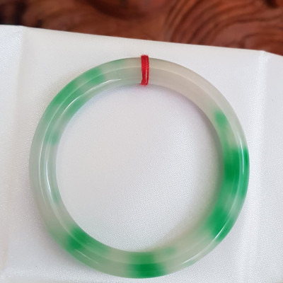 Vòng tay nữ đá Cẩm Thạch tự nhiên mới TR LÝ A Sịn 52mm x chột 8mm Vòng màu trắng vân xanh lý bóng đẹp nữ 50kg - 54kg đeo  ạ