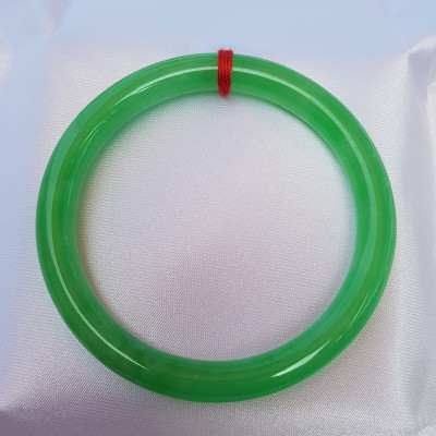 Vòng cẩm thạch Mới Lý 52mm x 7mm Vòng Xanh lá tươi 52kg - 56kg Nữ mệnh Mộc mệnh Hỏa Thủy đeo ạ