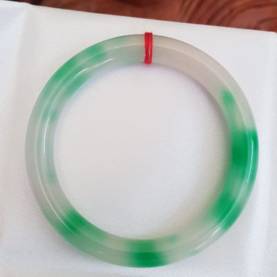 Vòng tay nữ đá Cẩm Thạch tự nhiên mới TR LÝ A Sịn 52mm x chột 8mm Vòng màu trắng vân xanh lý bóng đẹp nữ 50kg - 54kg đeo  ạ