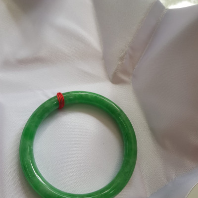 Vòng tay nữ đá cẩm thạch Đậu Nở Sao 52mm x 7,2mm  Màu Xanh đậu lá tươi nhẹ nhàng bóng đẹp  Nữ mệnh Mộc, Hỏa, Thủy 50kg-57kg đeo ạ