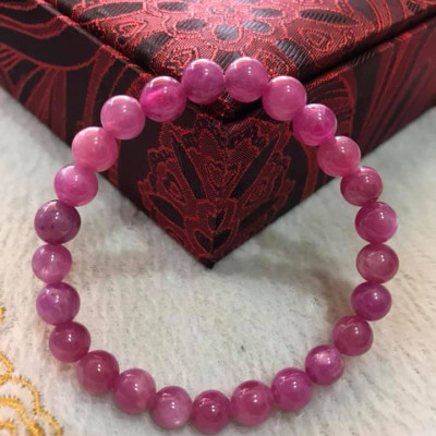 CHIẾC VÒNG NỮ TAY ĐÁ RUBBY HỒNG CÁNH SEN ĐẸP  SIZE VÒNG 7MM HỢP NỮ MỆNH HỎA MỆNH THỔ  100% ĐÁ RUBBY HỒNG TỰ NHIÊN Ạ