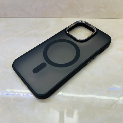 Ốp lưng Filada lưng nhám viền đen dành cho iPhone 14 Pro có sạc không dây - hàng chính hãng