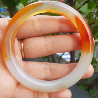 Vòng tay Nữ đá mã não đỏ cam trắng Ni 56mm x chột to 9mm Màu trắng đỏ cam nhẹ 1 bên vân nhẹ nhàng đẹp ạ Nữ 55kg - 63kg đeo xinh tay đẹp ạ