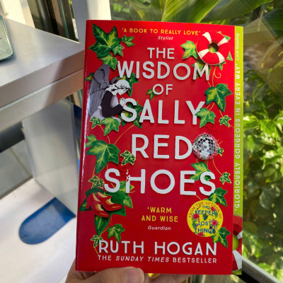 Sách - The Wisdom of Sally Red Shoes by Ruth Hogan | An irresistible novel of unexpected friendships / English Novel / Contemporary Fiction / Ngoại văn Nhập khẩu