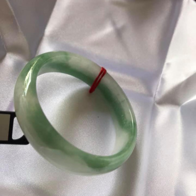 VÒNG BẢN HẸ A SIZE 49 ĐÁ CẨM THẠCH TỰ NHIÊN MÀU XANH LÁ ĐẬM Ở GIỮA LAM TRẮNG ĐỀU VÒNG