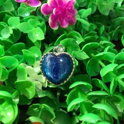 MẶT DÂY CHUYỀN TRÁI TIM ĐÁ KYANITE HAY GỌI LÀ ĐÁ SAPPHIRE NƯỚC TỰ NHIÊN MÀU XANH DƯƠNG ĐẬM RẤT RẤT ĐẸP LẮM LẮM Ạ SIZE CAO 18MM X NGANG 19MM NỮ MỆNH THỦY MỆNH MỘC ĐEO Ạ