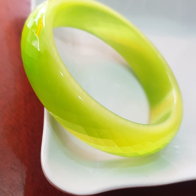 Vòng tay bản hẹ đá mắt mèo giác xanh đợt chuối tươi sáng mới đẹp lạ vòng Ni 55mm x Cao 15mm x dầy 7mm nữ mệnh mộc mệnh hoả 52kg - 56kg  đeo rẻ đẹp