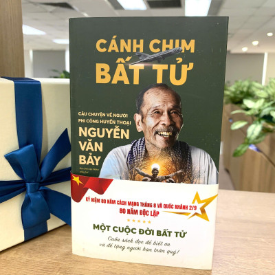 Sách - Cánh Chim Bất Tử - Câu Chuyện Về Người Phi Công Huyền Thoại Nguyễn Văn Bảy - Phiên Bản Kỷ Niệm 80 Năm - Tặng Kèm Bookmark + Postcard