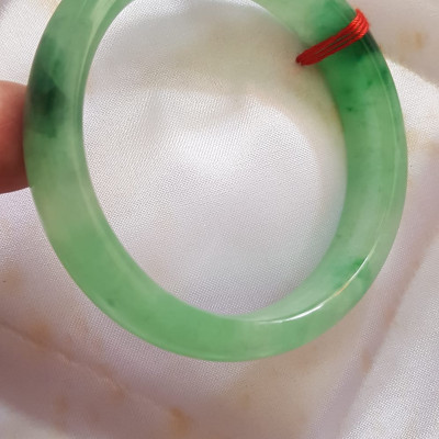 Vòng Cẩm Thạch tự nhiên Bản Hẹ Sịn size 53mm x cao 12mm x dầy 7mm màu xanh lý tươi bóng đẹp nữ 51kg - 56kg đeo ạ