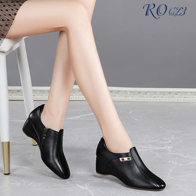 Giày boot nữ cổ thấp 4 phân hàng hiệu rosata hai màu đen trắng dáng thể thao ro623