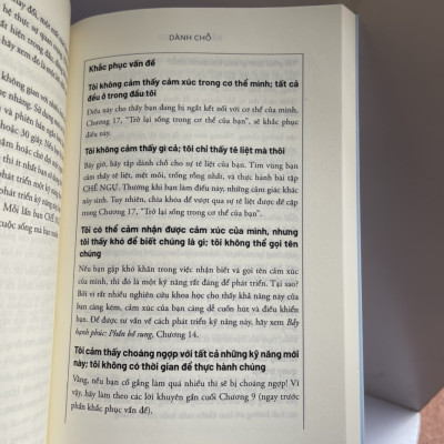 (Đã bán hơn 1 triệu bản) BẪY HẠNH PHÚC: NGỪNG VẬT LỘN VÀ BẮT ĐẦU SỐNG – Russ Harris - Omega plus