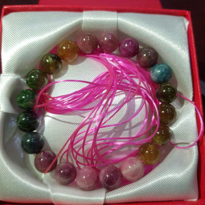 Vòng tay Nữ tourmaline dâu tây tự nhiên đa sắc màu tươi đẹp thiệt sang size hạt 9,5mm vòng này hợp Nữ tất cả các mệnh đeo nhe ạ