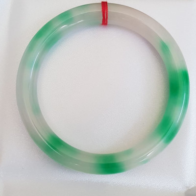 Vòng tay nữ đá Cẩm Thạch tự nhiên mới TR LÝ A Sịn 52mm x chột 8mm Vòng màu trắng vân xanh lý bóng đẹp nữ 50kg - 54kg đeo  ạ