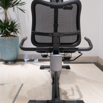 Xe đạp phục hồi chức năng TK8601R điều chỉnh yên linh hoạt, lưng dựa thoáng khí êm ái, tải trọng 120kg chắc chắn, bánh đà 3kg điều chỉnh nặng nhẹ linh hoạt cho người sử dụng.