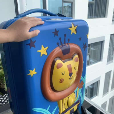 Vali Kéo Cho Trẻ Em BeddyBear - Size xách tay lên máy bay 17 inch - họa tiết Dập nổi 3D Sư Tử - Bánh xe đôi xoay 360 độ - Cần kéo hợp kim nhôm cao cấp - Bảo hành chính hãng 2 năm