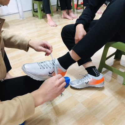 Giày bóng đá phủi thể thao wwwika Flash cổ thun Xám