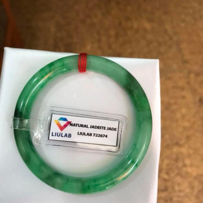 CHIẾC VÒNG NỮ LÝ VÂN A SỊN 49MM KÈM GIẤY KIỂM ĐỊNH LIULAB No 722674  CHẤT LIỆU 100% ĐÁ CẨM THẠCH THIÊN NHIÊN  MÀU XANH LÝ VÂN TƯƠI ĐẸP NỮ 45KG-51KG ĐEO SANG TAY Ạ