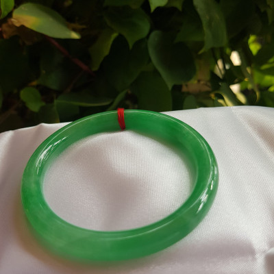 Vòng cẩm thạch Lý Nở 53  Size vòng 53mm x Dầy 7,2mm màu Xanh lá Tươi bóng đều đẹp quá  Nữ mệnh Mộc Hỏa 52kg - 60kg đeo đẹp ạ