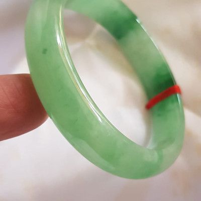 Vòng Cẩm Thạch tự nhiên Bản Hẹ Sịn size 53mm x cao 12mm x dầy 7mm màu xanh lý tươi bóng đẹp nữ 51kg - 56kg đeo ạ