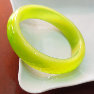 Vòng tay bản hẹ đá mắt mèo giác xanh đợt chuối tươi sáng mới đẹp lạ vòng Ni 55mm x Cao 15mm x dầy 7mm nữ mệnh mộc mệnh hoả 52kg - 56kg  đeo rẻ đẹp