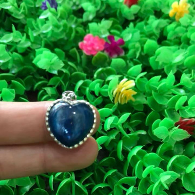 MẶT DÂY CHUYỀN TRÁI TIM ĐÁ KYANITE HAY GỌI LÀ ĐÁ SAPPHIRE NƯỚC TỰ NHIÊN MÀU XANH DƯƠNG ĐẬM RẤT RẤT ĐẸP LẮM LẮM Ạ SIZE CAO 18MM X NGANG 19MM NỮ MỆNH THỦY MỆNH MỘC ĐEO Ạ