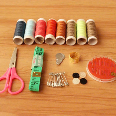 Bộ kim chỉ may vá 15 chi tiết Cicico K235, có hộp đựng kim chỉ nhỏ gọn, đầy đủ dụng cụ may vá.