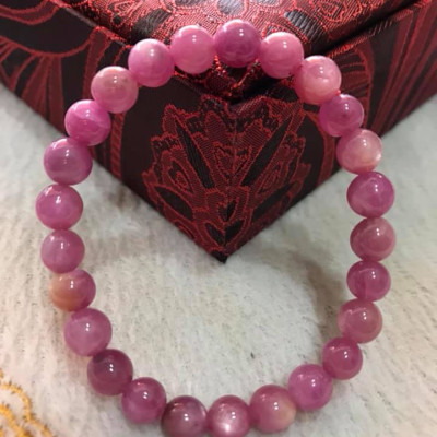 CHIẾC VÒNG NỮ TAY ĐÁ RUBBY HỒNG CÁNH SEN ĐẸP  SIZE VÒNG 7MM HỢP NỮ MỆNH HỎA MỆNH THỔ  100% ĐÁ RUBBY HỒNG TỰ NHIÊN Ạ