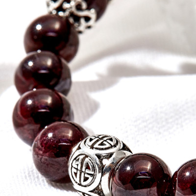 Vòng tay ngọc hồng lựu phối hình trụ Ngọc Quý Gemstones