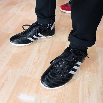 Siêu phủi đôi giày bóng đá thể thao 3 Sọc Đen