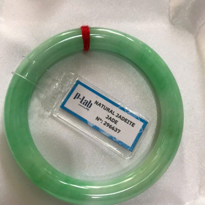 Chiếc Vòng Tay Đá Ngọc Cẩm Thạch Tự Nhiên Vip Lý Đẹp Ni 53mm x chột 8,2mm kiểm định kèm giấy chứng nhận P Lab Ni 296637 Màu Xanh Lý Tươi trắng xanh nhẹ bóng mượt sịn sang nữ 52kg - 60kg đeo ạ