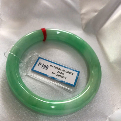 Chiếc Vòng Tay Đá Ngọc Cẩm Thạch Tự Nhiên Vip Lý Đẹp Ni 53mm x chột 8,2mm kiểm định kèm giấy chứng nhận P Lab Ni 296637 Màu Xanh Lý Tươi trắng xanh nhẹ bóng mượt sịn sang nữ 52kg - 60kg đeo ạ