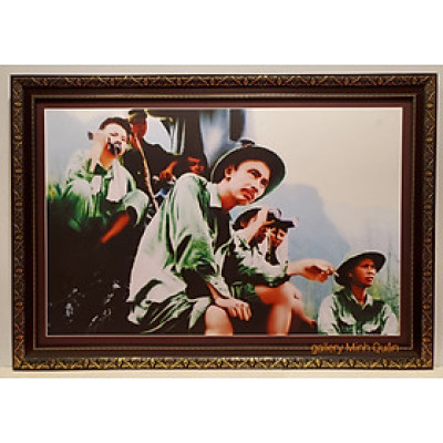 Ảnh in dầu - Bác Hồ thăm bộ đội thông tin ở mặt trận Đông Khê 1950 