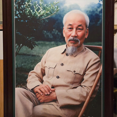 Ảnh bác Hồ ngồi ghế mây trong vườn hoa Phủ Chủ tịch- Hà Nội năm 1957