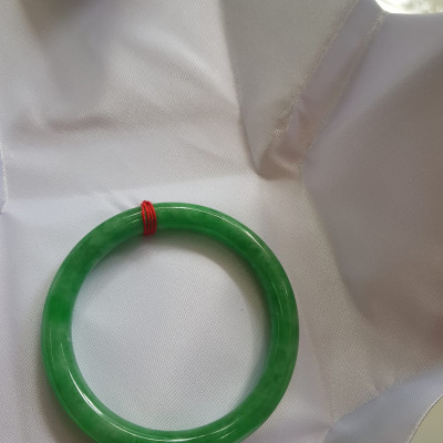 Vòng tay nữ đá cẩm thạch Đậu Nở Sao 52mm x 7,2mm  Màu Xanh đậu lá tươi nhẹ nhàng bóng đẹp  Nữ mệnh Mộc, Hỏa, Thủy 50kg-57kg đeo ạ