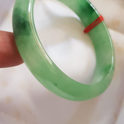 Vòng Cẩm Thạch tự nhiên Bản Hẹ Sịn size 53mm x cao 12mm x dầy 7mm màu xanh lý tươi bóng đẹp nữ 51kg - 56kg đeo ạ