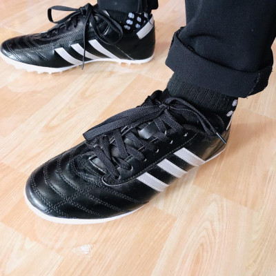 Mẫu giày thể thao đá bóng cao cấp  3 sọc đen 2022