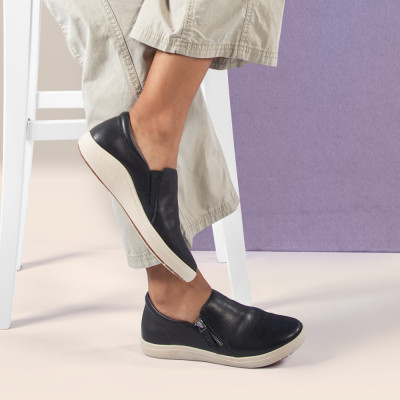 Giày thể thao sức khoẻ nữ Aetrex Jenna Black - Giày lười da đế đệm