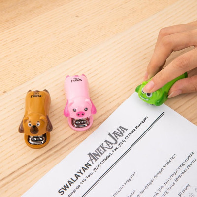  Dập ghim mini #10 Deli - 12 trang, gấu nâu, lợn hồng, cá sấu xanh - 1 cái - E0452