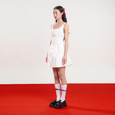 DOTTIE - Đầm ngắn cổ vuông đính hoa - Trắng - D0585