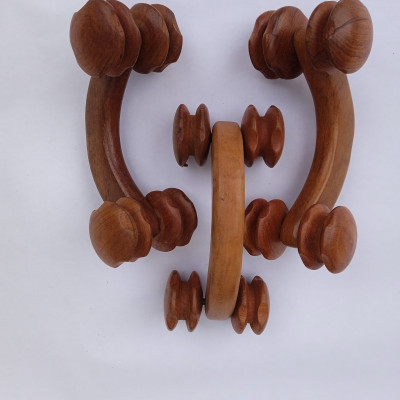 Dụng cụ massage N H home bằng gỗ hương 4 bánh lăn