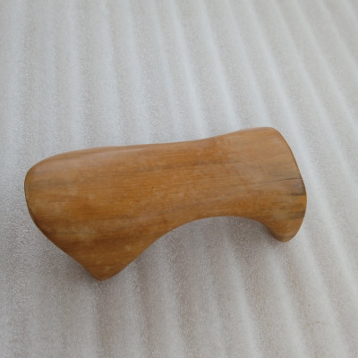 Dụng cụ massage N H home bằng gỗ thơm hình con ếch.