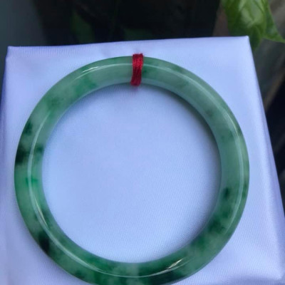 Vòng  LÝ SƠN THỦY ĐẸP 49  Chất liệu đá cẩm thạch tự nhiên Màu Xanh Ngọc Ngà Đẹp Đậm Dần 1 Bên Vòng Sang nữ 49kg đến 58kg