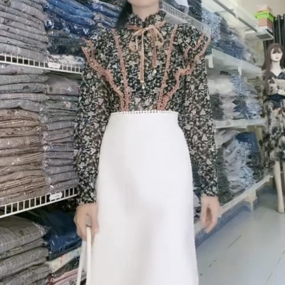 Đầm hoa nhí giả set váy áo hai mảnh.